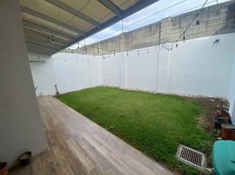 Se vende moderna casa con patio en condominio de Piedades en Santa Ana 24-119