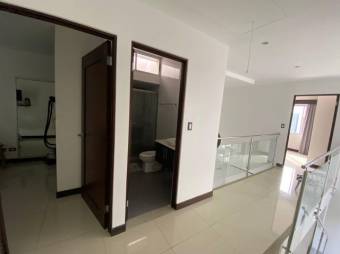 Se vende moderna casa con patio en condominio de Piedades en Santa Ana 24-119