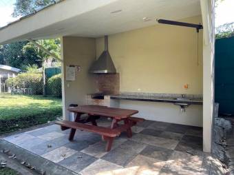 Se vende espacioso apartamento en lindo condominio de Santa Ana 23-1644