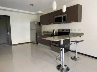 Se vende espacioso apartamento en lindo condominio de Santa Ana 23-1644