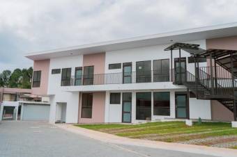 Se vende espacioso apartamento en condominio de Pozos en Santa Ana 23-3196