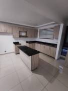 Se vende espacioso apartamento en condominio de Pozos en Santa Ana 23-3196