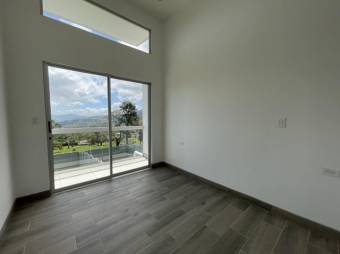 Se vende espaciosa casa con lindos acabados y patio en San Antonio de Escazú 23-2677