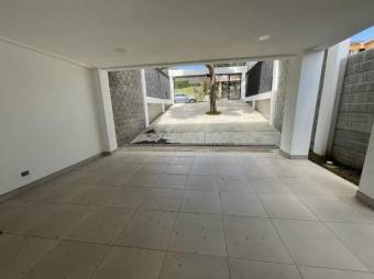 Se vende espaciosa casa con lindos acabados y patio en San Antonio de Escazú 23-2677