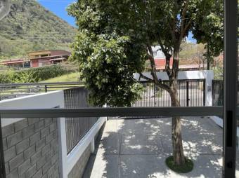 Se vende espaciosa casa con lindos acabados y patio en San Antonio de Escazú 23-2677