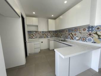 Se vende espaciosa casa con lindos acabados y patio en San Antonio de Escazú 23-2677