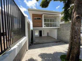 Se vende espaciosa casa con lindos acabados y patio en San Antonio de Escazú 23-2677