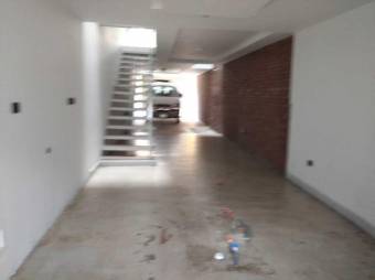 Se vende espaciosa casa de 3 niveles con uso de suelo mixto en Merced de San José 24-853