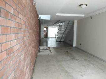 Se vende espaciosa casa de 3 niveles con uso de suelo mixto en Merced de San José 24-853