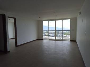 Se vende espacioso apartamento con balcón y piscina en condominio de Guayabos en Curridabat 23-104