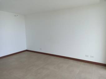 Se vende espacioso apartamento con balcón y piscina en condominio de Guayabos en Curridabat 23-104