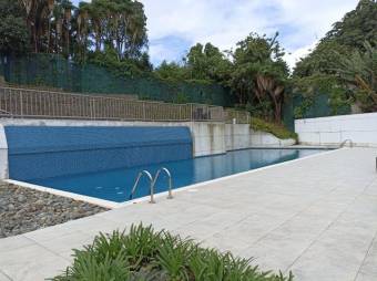 Se vende espacioso apartamento de 2 niveles con balcón y piscina 23-104