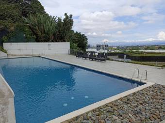 Se vende espacioso apartamento con balcón y piscina en condominio de Guayabos en Curridabat 23-104