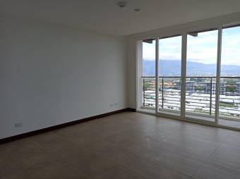 Se vende espacioso apartamento de 2 niveles con balcón y piscina 23-104