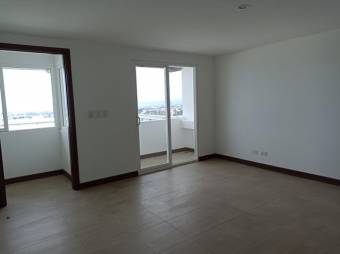 Se vende espacioso apartamento de 2 niveles con balcón y piscina 23-104