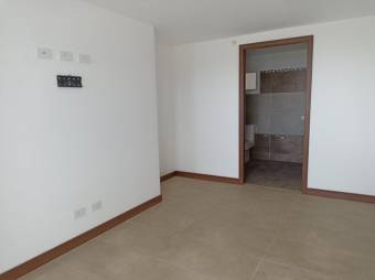 Se vende espacioso apartamento de 2 niveles con balcón y piscina 23-104