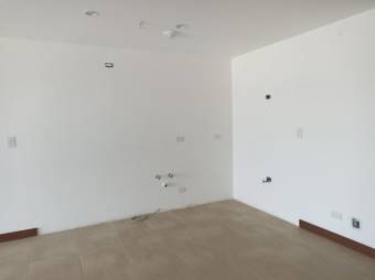 Se vende espacioso apartamento de 2 niveles con balcón y piscina 23-104