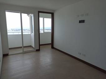 Se vende espacioso apartamento de 2 niveles con balcón y piscina 23-104