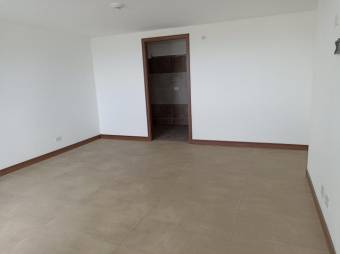 Se vende espacioso apartamento de 2 niveles con balcón y piscina 23-104