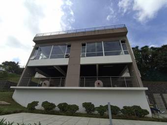 Se vende espacioso apartamento con balcón y piscina en condominio de Guayabos en Curridabat 23-104