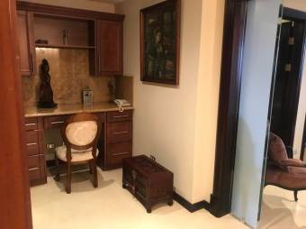 Se vende moderno y espacioso apartamento en condominio de San Rafael en Escazú 22-2541