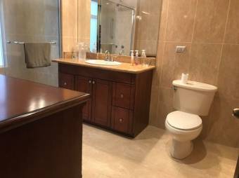 Se vende moderno y espacioso apartamento en condominio de San Rafael en Escazú 22-2541