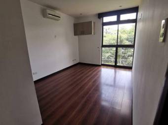 Se vende moderno y espacioso apartamento en condominio de Santa Ana 24-70