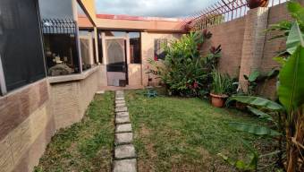 Se vende espaciosa casa con jardín en zona de Lomas de Ayarco 24-1293