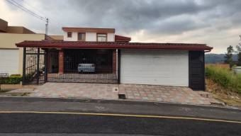 Se vende espaciosa casa con jardín en Lomas de Ayarco 24-1293