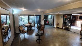 Se vende espaciosa casa con jardín en Lomas de Ayarco 24-1293