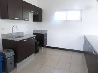 Se vende espaciosa casa con patio y terraza en condominio de San Rafael de Escazú 24-1255