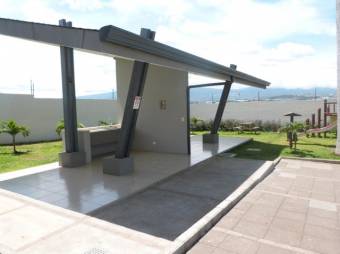 Se vende espaciosa casa con patio y terraza en condominio de San Rafael de Escazú 24-1255