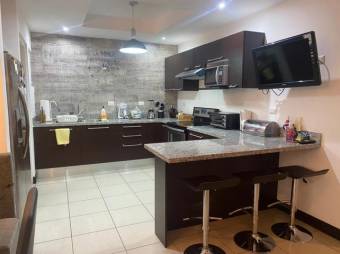 Se vende espaciosa casa con patio y terraza en condominio de San Rafael de Escazú 24-1255