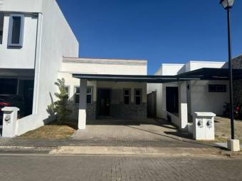 Se vende moderna y espaciosa casa con patio en condominio de Coyol en Alajuela 24-1256