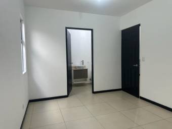 Se vende moderna y espaciosa casa con patio en condominio de Coyol en Alajuela 24-1256