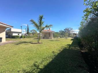 Se vende moderna y espaciosa casa con patio en condominio de Coyol en Alajuela 24-1256