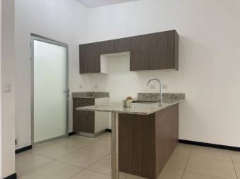 Se vende moderna y espaciosa casa con patio en condominio de Coyol en Alajuela 24-1256