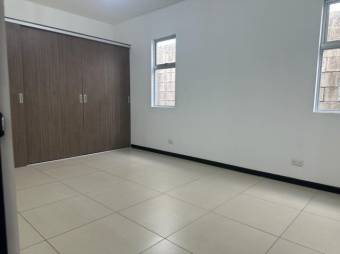 Se vende moderna y espaciosa casa con patio en condominio de Coyol en Alajuela 24-1256