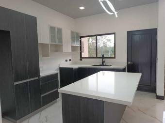 Se vende moderna casa para estrenar  en condominio de Curridabat