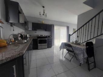 Se vende espaciosa con amplio patio en Ángeles de San Rafael 24-1267