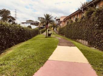 Se vende espacioso apartamento en lindo condominio de Pozos en Santa Ana 24-361