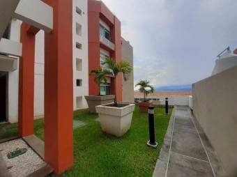 Se vende espacioso apartamento en lindo condominio de Pozos en Santa Ana 24-361