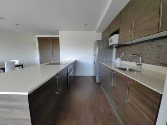 Se vende moderno y espacioso apartamento en condominio de Brasil en Santa Ana 23-3027