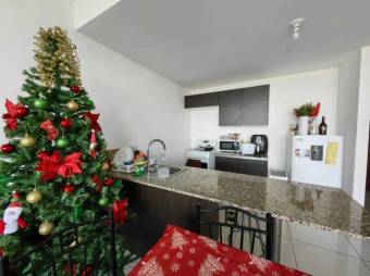 Se vende espacioso apartamento en torre de condómino en Hatillo de San José 24-876