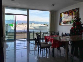 Se vende espacioso apartamento en torre de condómino en Hatillo de San José 24-876