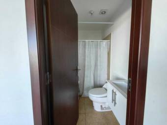 Se vende espacioso apartamento en torre de condómino en Hatillo de San José 24-876