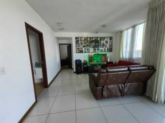 Se vende espacioso apartamento en torre de condómino en Hatillo de San José 24-876