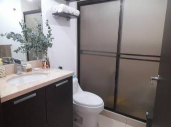 Se vende espacioso apartamento de lujo en condominio ubicado en Rohrmoser 23-2203