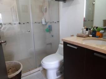 Se vende espacioso apartamento de lujo en condominio ubicado en Rohrmoser 23-2203