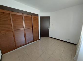 Se alquila espacioso apartamento frente a Hospital metropolitano en Pozos de Santa Ana 24-1126